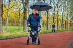 Hij kreeg de lachers op zijn hand maar Marten (92) uit Sneek blijft altijd droog achter de rollator