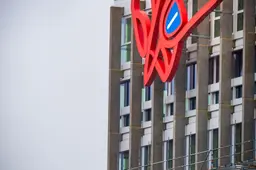 Schrijvende hand is terug op de voormalige ING-toren in Leeuwarden, maar het licht blijft gedoofd