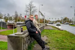 112-spotters Dyon en Jace (13) staan urenlang klappertandend te wachten op de hulpdiensten: ’Yes, een spoedje!’