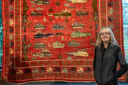Museum Nienoord pakt uit met Afghaanse ‘bommentapijten’, met kalasjnikovs en tanks erop