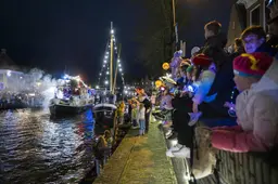 Sinterklaas stoomde van Texel in het donker naar Dokkum: lampionlichtjes maken sprookje van late intocht