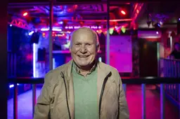 ‘Pake Pon’ Machiel (81) gooit na 47 jaar de handdoek in de ring met zijn discotheek Ponderosa in Dokkum: ‘It is goed sa’