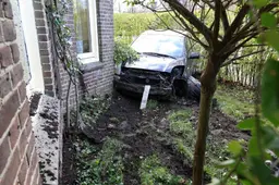 Bewoners Carsten en Janet schrikken: auto rijdt zo de tuin in aan Alma Tademastraat in Leeuwarden