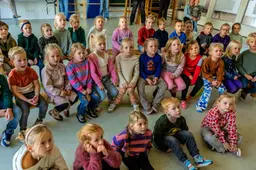 Sint zoekt een huis in Arum, maar dat is niet makkelijk. Basisschoolkinderen kijken naar lokaal sinterklaasjournaal