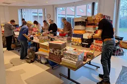 Vrijwilligers schoenendoosactie in Dokkum: ‘Hoe meer schoenendozen, hoe meer vrolijke kindergezichten’