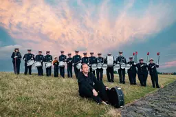 Arnold de Boer (51) maakt plaat met drumband van zijn vader: ‘It doarp nei de stêd bringe’