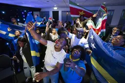 Leeuwarder Curaçao-fans gingen vannacht uit hun dak. Surinamers zijn opgelucht: ‘Dit raakt mij gewoon’