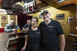 Bij ’t Mountsje in Sumar moet je voor bier bij Sijtse (61) zijn en voor patat bij Fongla (61)