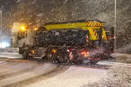 Strooiwagens op Friese wegen in actie. ‘Haal ze niet in’