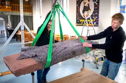 Altaarsteen uit Langezwaag ging van drempel, naar urinoir, naar museumstuk. ‘Hij is weer thuis’
