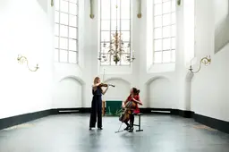 Violiste Merel en celliste Maya spelen muziek op snijvlak van natuur, spiritualiteit en wetenschap