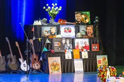 René Karst herdacht. De zanger is in februari nog te zien in De slimste mens. ‘Misschien even schrikken’