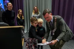 1186 handtekeningen voor zwemlessen in Ny Suderse Lemmer. ‘Ieder kind heeft recht op zwemles’