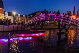 Wat zwemt daar? Lichtgevende walvissen zijn publiekstrekkers in de binnenstad van Sneek