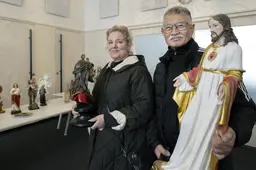 Beeldenstorm in Dokkum: tientallen heiligenbeelden van overleden pastoor Peters in drie kwartier uitverkocht
