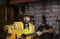 Waylon keert terug naar de country met nieuw album ‘Time Jumper’. ‘Het is de muziek waarmee ik als kind geïnfecteerd ben geraakt’