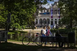 Overwegend zonnig met hier en daar een wolkje, kans op buien neemt in de middag toe