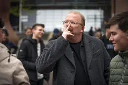 Presentator Jan Roos voor de rechter om opruiing Sunneklaasfeest Ameland. ‘Het is groter dan alleen meneer Roos’