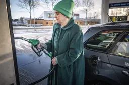 Bijna niemand weet het, maar je tankt vanaf nu andere benzine: ’Het scheelt zo’n honderd meter per liter’