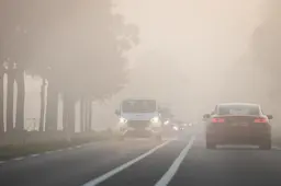 Wanneer moeten de mistlampen aan? Met deze tips ga je veilig de weg op bij mist