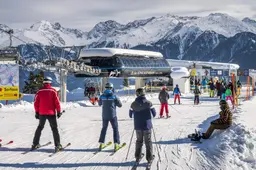 Vliegtickets en skipassen steeds duurder, toch blijven we op vakantie gaan: ’Slim boeken bespaart honderden euro’s’
