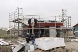 Gemeenten schroeven kosten bouwvergunning op tot wel 43.000 euro. ’Daarmee verergeren ze de wooncrisis’
