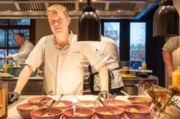 Chefs maken waddengerechten in Dokkum: van risotto van naakte haver tot kokkelvocht in rozen