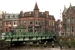 Vijf maanden kun je niet over deze fietsbrug in Leeuwarden: afsluiting begint maandag