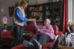 Tilly (65) raakt haar vertrouwde hulp in huis Coby (56) kwijt. Ze is niet de enige in Heerenveen: ‘Ik fjochtsje foar myn kliïnten’