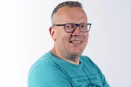 Het oude kunstgrasveld van SC Cambuur zou perfect staan in onze achtertuin | column Johan Stobbe