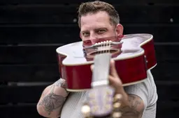 Weg bij Mooi Wark en door met zijn eigen band. Dennis Hendriks over zijn vertrek als drummer en zijn nieuwe rol als frontman. ‘Zo fijn dat ik nu mijn eigen ding kan doen’