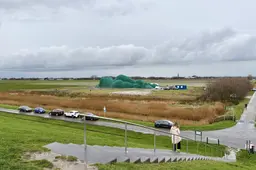 Tjipke (74) en Tryntsje (72) genieten van Dijk van een Wijf voor de deur