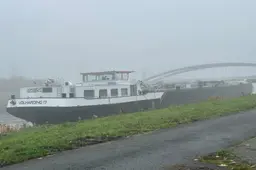Binnenvaartschip ramt Dorkwerderbrug bij Groningen. ‘Schipper zag brug te laat door de mist’