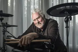 Biografie voor Earring-drummer Cesar Zuiderwijk (77). ‘We waren een leuke club jongens die deden waar ze zin in hadden. En eerlijk: we waren alle vier goed’