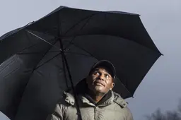Roué Verveer: ‘Wij Surinamers willen feesten en sieraden, Nederlanders zoenen met hun hond. Brrr’