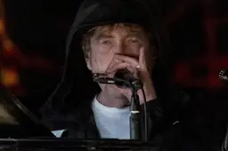 Sober optreden van Bob Dylan, maar het publiek is volledig in de ban van zijn muziek: ’Het voelt als een kerkdienst’