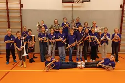 Hoe werkt de succesformule van dirigent Durk Krol om jeugd te werven voor fanfareorkest Concordia in Drachten?