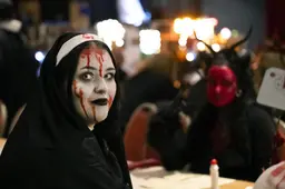 Hoe bloediger hoe beter bij Halloween-bingo in duister Dokkum: ‘Ik ha de swarte schmink noch op’e kop’