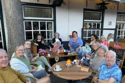 Breien en kletsen in kroeg ‘t Ouwe Vat Sneek: in de late uurtjes worden de beste gesprekken gevoerd