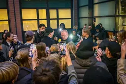 Gekte bij rechtbank Leeuwarden. Bekijk hoe jongeren YouTuber Bender opwachten na zaak Jan Roos: ‘Hij is knap’