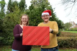 Wiebe en Nynke delen weer uit, met tweede editie van Kerstmanbezorgd in Leeuwarden. ‘Sommigen hadden de tranen in de ogen’
