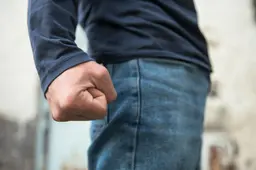 Man (27) uit Heerenveen slaat omstander opstootje tegen de grond: 40 uur werkstraf en 29.000 euro smartengeld