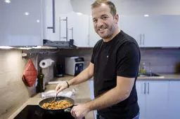 Rafael van der Vaart is huisman in Boekarest. ’Als ik een grote bank en tv heb, voel ik mij overal thuis’