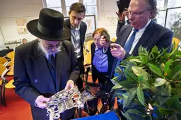 Geroofde thoraschilden weer terug bij Joodse gemeenschap. ‘Dit doet mij heel veel’