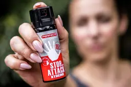 Neus en ogen dicht: de Fryske pepperspray komt eraan en die sproeit piper