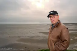 Eindelijk monument op Terschelling voor 13 verdronken opvarenden van loodsschoener. ‘Ze lieten 11 weduwen en 37 wezen achter’