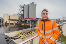 Wat gebeurt er in die grote silo’s langs de A7? Een kijkje bij de gloednieuwe slibinstallatie in Heerenveen