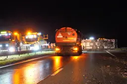 A28 dicht tussen Assen-Noord en Vries vanwege gekantelde vrachtwagen met suikerbieten