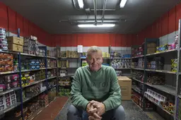 Gerrit van Mega Vuurwerk Leeuwarden ziet verkoop toenemen door naderend vuurwerkverbod. ‘Mensen geven tussen de 150 en 200 euro uit’