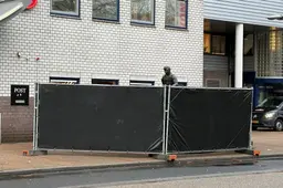 Hekken om beeld van Abe Lenstra geplaatst bij stadion in Heerenveen